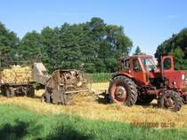 Strohpresse K442 Bauj:1966 mit Ballenwerfer und MTS 52 Bauj:1971 in Hochstedt Juni 2006
