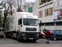 MAN-TG310A einer K�chenerzeugungsfirma bei der Zustellung bei einem Einrichtungshaus in Ried i.I.; 081223  