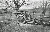 Aus dem Familienarchiv: sFH 18 (schwere Feldhaubitze), 15 cm Kal., meist von Halbketten-Zugkraftwagen, SonderKfz 7 oder 8 gezogen. Irgendwo in Deutschland zwischen 1941 und 1944.