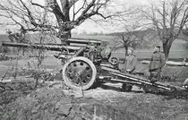 Aus dem Familienarchiv: sFH 18 (schwere Feldhaubitze), 15 cm Kal., meist von Halbketten-Zugkraftwagen, SonderKfz 7 oder 8 gezogen. Irgendwo in Deutschland zwischen 1941 und 1944.