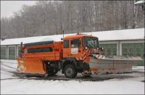 In der Nacht zum 24.11.2008 hat es kr�ftig geschneit, und auch tags�ber ist reichlich von der wei�en Pracht gefallen. Beim MAN FE360A wurden die Salzvorr�te ergenzt.
