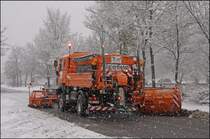MAN FE360A r�umt mit dem Front- und Seitenpflug einen gro�en Parkplatz bei Drolshagen. (24.11.2008)
