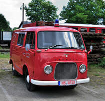 Ford Taunus Transit der Freiw. Feuerwehr Hillensberg. Am 15.5.2016 in Schierwaldenrath Schiene trifft Strasse.