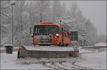 MAN FE360A r�umt mit dem Front- und Seitenpflug einen gro�en Parkplatz bei Drolshagen. (24.11.2008)
