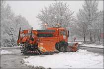 Das R�umen der Parkplatze ist teilweise recht aufwendig, da beim R�ckw�rtssetzen die Pfl�ge gehoben und anschlie�end wieder gesenkt werden m�ssen. (MAN FE360A)
