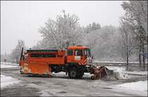 Das R�umen der Parkplatze ist teilweise recht aufwendig, da beim R�ckw�rtssetzen die Pfl�ge gehoben und anschlie�end wieder gesenkt werden m�ssen. Hier schiebt der MAN FE360A die Schneemassen an die Seite. (24.11.2008)
