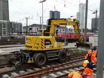 Liebherr 922 Rail Zweiwegebagger am 18.02.17 bei Bauarbeiten in Frankfurt am Main Hbf vom Bahnsteig aus fotografiert. Der Bahnsteig war gesperrt für Züge aber man durfte in betreten 