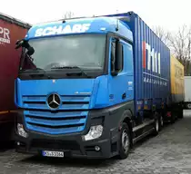 =MB Actros - Hängerzug der Spedition  SCHARF  rastet auf dem Autohof Fulda Nord im Februar 2017