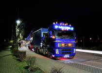 3-Achs Kranwagen Volvo (Spedition Vazquez) kommt bei der Demontage der Spielplatz- Lok Anna 9 am Tierpark Alsdorf am 18.2.2017 zum Einsatz