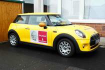 =Mini als Werbeträger einer Versicherung steht im Februar 2017 bei der Hessischen Landwirtschaftsausstellung in Alsfeld