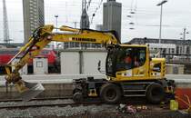 Liebherr 922 Rail Zweiwegebagger am 18.02.17 bei Bauarbeiten in Frankfurt am Main Hbf vom Bahnsteig aus fotografiert. Der Bahnsteig war gesperrt für Züge aber man durfte in betreten