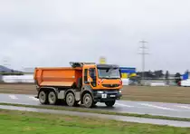 Mitzieher Renault Lader Premium mit Muldenkipper Aufbau, am 23.2.2017 auf der L 164 (ex B221) bei Übach - Palenberg