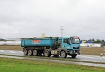 Mitzieher MAN LKW mit Muldenkipper Aufbau, am 23.2.2017 auf der L 164 (ex B221) bei Übach - Palenberg