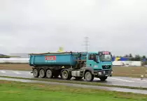 Mitzieher MAN LKW mit Muldenkipper Aufbau, am 23.2.2017 auf der L 164 (ex B221) bei Übach - Palenberg