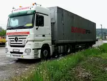 ACTROS 1844 hält am verregneten Sonntag seine Wochenendruhe ab; 160516