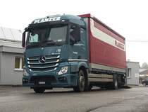 Mercedes Actros beim Abladen von Güter in Täuffelen am 16.02.2017