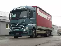 Mercedes Actros beim Abladen von Güter in Täuffelen am 16.02.2017