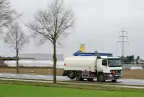 MB ACTROS Heizöltankwagen, mitgezogen am 23.2.2017 auf der L 164 (ex B221) bei Übach - Palenberg 
