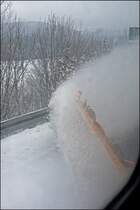 Der Seitenstreifen wird mit dem Seitenpflug ger�umt. (24.11.2008)