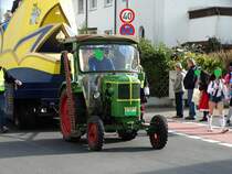 Ein ältere Deutz Traktor am 25.02.17 beim Faschingsumzug in Maintal Dörnigheim