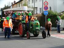 Ein älterer Deutz Traktor am 25.02.17 beim Faschingsumzug in Maintal Dörnigheim