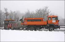 Seitenaufnahme des MAN FE360A und der fahrbaren Absperrtafel. (25.11.2008)