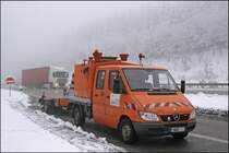 Mercedes-Benz Sprinter 211CDI. Im Hintergrund ist ein DAF XF105 mit  SpaceCab  in Richtung S�den unterwegs. (25.11.2008)