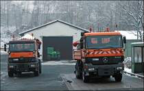 Actros 1831 und Atego 1828 warten auf den Einsatz am Abend des 25.11.2008.