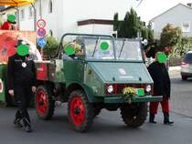 Ein älterer Unimog am 25.02.17 beim Faschingsumzug in Maintal Dörnigheim
