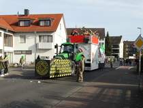 Deutz Fahr Traktor am 25.02.17 beim Faschingsumzug in Maintal Dörnigheim