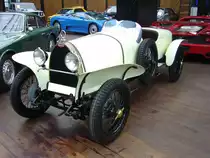 Bugatti T23. 1919 - 1926. Mit diesem Modell schufen die Mannen um Ettore Bugatti aus Molsheim einen leistungsstarken Tourenwagen, der damals schon mit 16-Ventiltechnik aufwarten konnte. Der 4-Zylinderreihenmotor hat einen Hubraum von 1453 cm³ und leistet zwischen 35 PS und 42 PS. Aufgrund von hervorragenden Leistungen und Ergebnissen bei der  Mille Miglia  erhielt der Typ 23 auch den Beinamen  Brescia , benannt nach dem Startort der 1000 Meilen durch Italien. Classic Remise Düsseldorf am 26.02.2017.