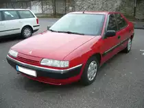 Citroen Xantia 2.0i. 1992 - 1998. Die sogenannte X-Baureihe von Ciroen wurde zum Endes des Jahres 1992 vorgestellt und lief bis 2001 in Rennes vom Band. Der abgelichtete Wagen entstammt dem Baujahr 1993. Der 4-Zylinderreihenmotor hat einen Hubraum von 1998 cm³ und leistet 122 PS. Diese Leistung verhilft dem Wagen zu einer Höchstgeschwindigkeit von 198 km/h. Der Wagen konnte mit etlichen Motorisierungen geordert werden. Das Modell Xantia lief im Jahr 2001 endgültig aus. Besucherparkplatz der Düsseldorfer Classic Remise am 26.02.2017. 