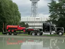 Kenworth Sattelzug mit Chevrolet-Shell-Tankwagen im Oktober 2016 auf der Motor World Classics unter dem Berliner Funkturm.