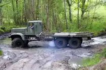 Ein KrAZ 255 kämpft sich durch´s Gelände, abgelichtet am 25.05.2006 in Finowfurt.