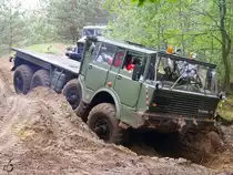 Ein Tatra 813 8x8 kämpft sich durch´s Gelände, abgelichtet am 25.05.2006 in Finowfurt.