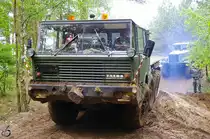 Ein Tatra 813 8x8 kämpft sich durch´s Gelände, abgelichtet am 25.05.2006 in Finowfurt.