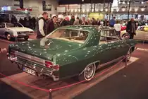 Seltener Opel Diplomat als Coupe auf der Motor-Classic in Bremen im Februar 2017.