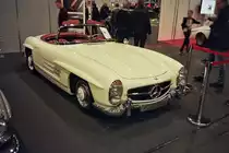Mercedes-Benz Roadster 300 SL, ein Traum in weiß auf der Motor-Classic in Bremen im Februar 2017.