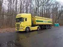 Auf dem Parkplatz Kummerower Heide,am 01.März 2017,stand dieser SCANIA Kippersattelzug.