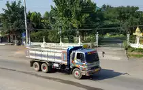 Hino FM1J 3-Achs-Kipp-LKW am 05.02.17 in Wang Phong (Thailand).