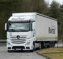 =MB-Sattelzug von  RAVITEX  rastet im Februar 2017 an der A7