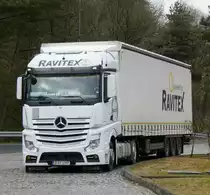 =MB-Sattelzug von  RAVITEX  rastet im Februar 2017 an der A7