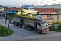 Mitsubishi 3-Achs-LKW mit 3-Achs-Anhänger am 08.02.17 in Wang Phong (Thailand).