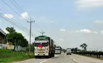 Zwei jeweils 3-achsige Hino QDR 500 LKW mit jeweils 3-achsigem Anhänger fahren auf dem Standstreifen in gegensätzlicher Fahrtrichtung auf dem AH (Asian Highway) 12 zwischen Khoen Kaen und Saraburi (Thailand) am 08.07.14, in Thailand kein Grund zur Aufregung.