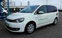 VW Touran als Werbeträger für  bergbauernmilch.de  unterwegs in Fulda, Februar 2017