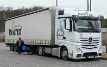 =MB-Sattelzug von  RAVITEX  rastet im Februar 2017 an der A7