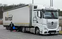 =MB-Sattelzug von  RAVITEX  rastet im Februar 2017 an der A7