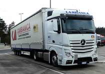 =MB Actros-Sattelzug von  Cambianica  rastet an der A 7, Februar 2017