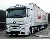 =MB Actros-Sattelzug von  Cambianica  rastet an der A 7, Februar 2017