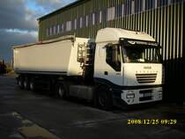 IVECO-Kipper sonnt sich Heiligabend in Bergen/R�gen.